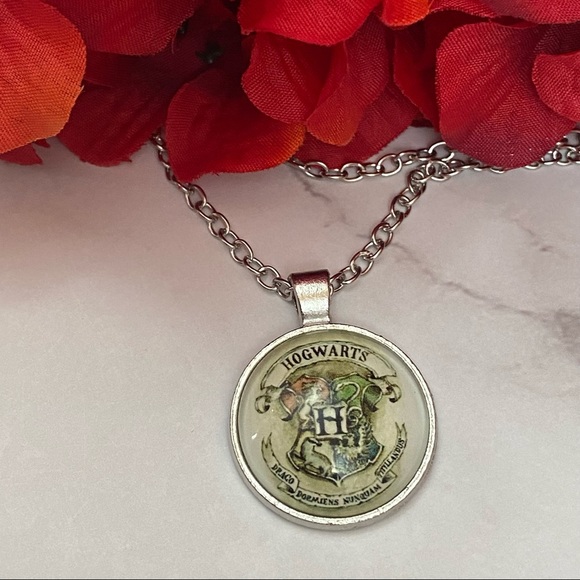 Harry Potter Hogwarts Vintage House Crest Pendant - Picture 4 of 12